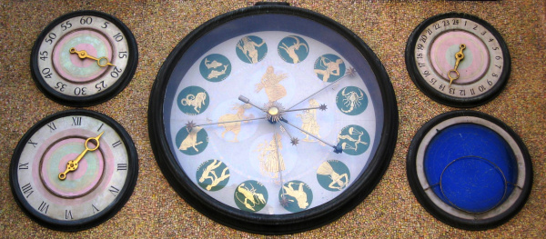 Planetárium a číselníky – zleva doprava minutový číselník, čtyřiadvacetihodinový číselník, dvanáctihodinový číselník, a hvězdná obloha. Foto Radim Himmler. 